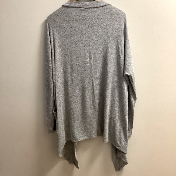 REVAMPED Cardigan with front pockets. Size M - Picture 2 of 5